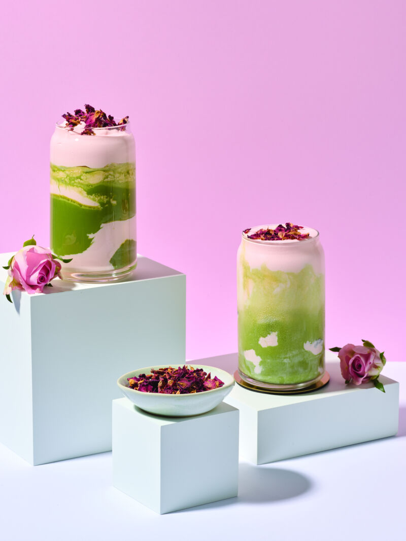 Iced pink matcha latte met aardbeienschuim