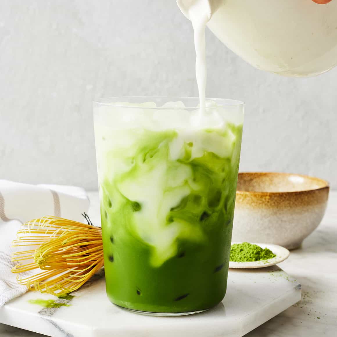 Iced matcha latte met verschillende soorten melk: welke kies je