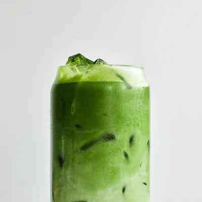 Iced matcha maken: 3 methoden voor de zomer